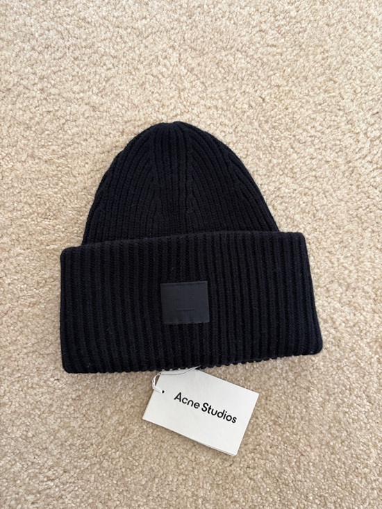 Acne Studios Accessories - 💯 % authentic. Like New. With TAG.
Acne Black Ribbed Knit Beanie